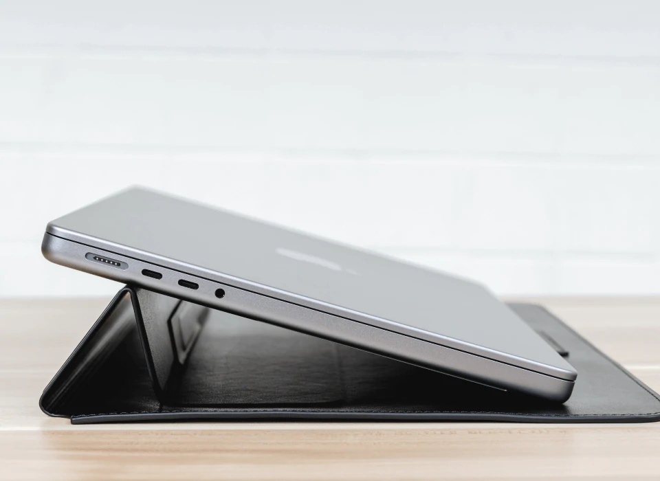 SwitchEasy EasyStand Leather MacBook Sleeve Stable Support