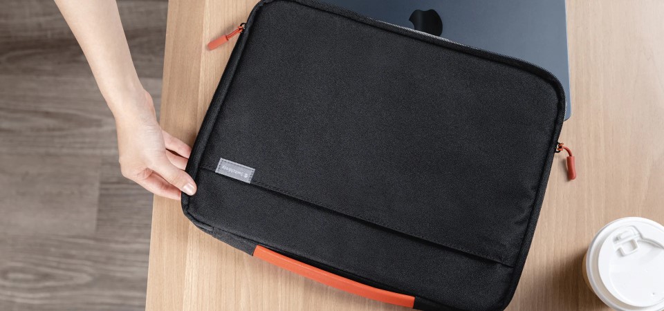 Switcheasy Modern MacBook Sleeve Slider 2