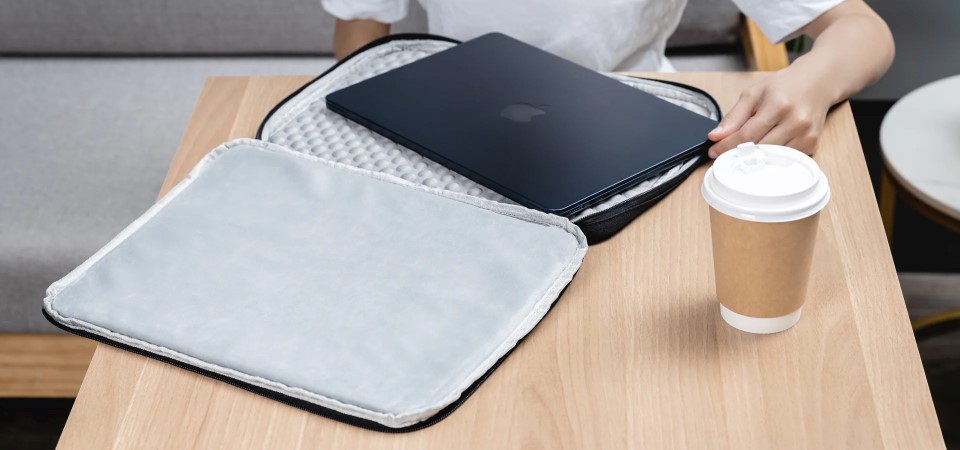 Switcheasy Modern MacBook Sleeve Slider 4